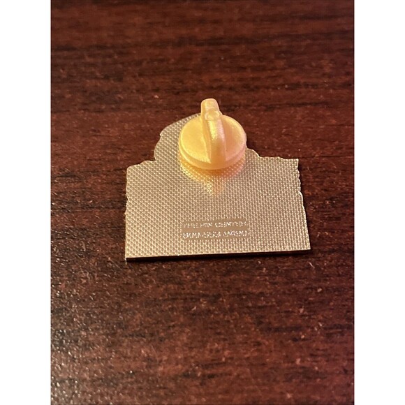 Outback Steakhouse Seekonk Massachusetts The “Konk”adile Hunter Lapel Hat Pin - Picture 3 of 3